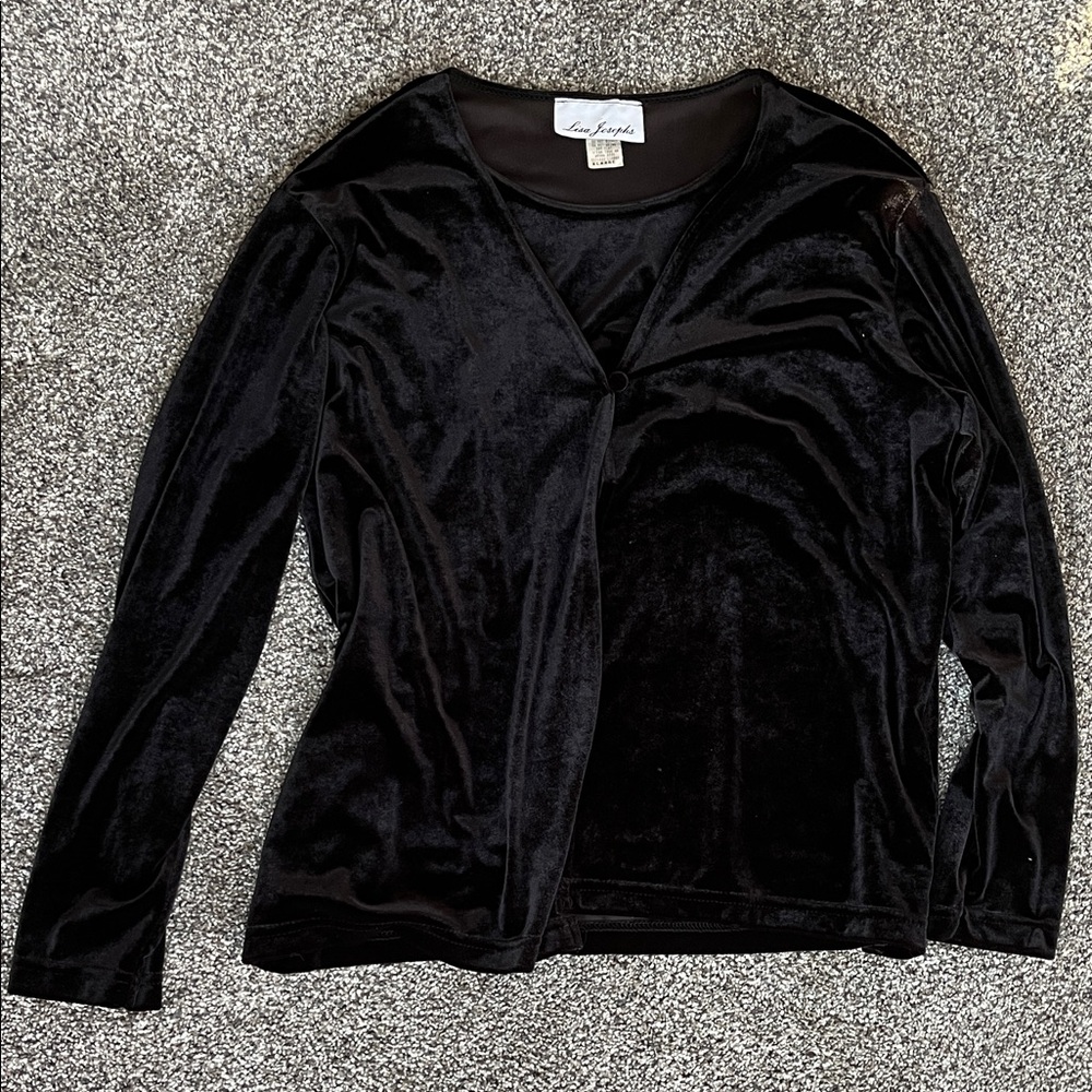 Lisa Joseph’s Elegant Black Velvet Long Sleeve Top